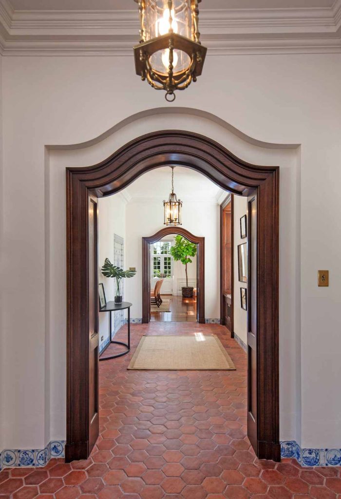 leesa-wilson-goldmuntz-constantina-hallway